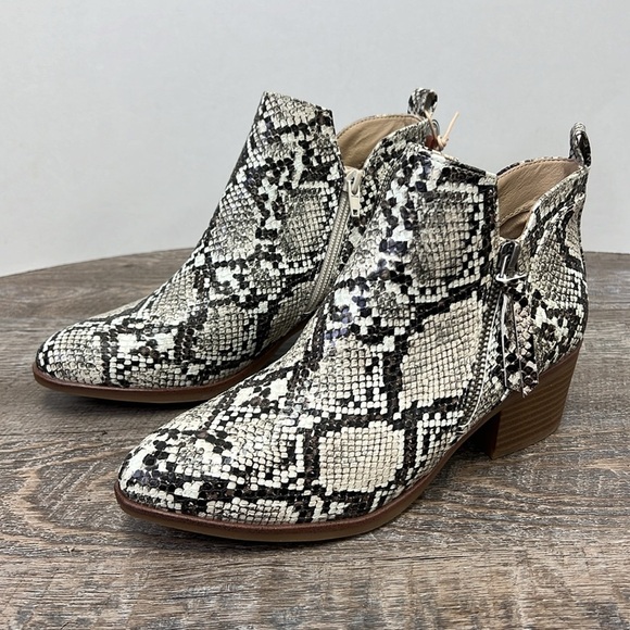 NWT MIA AUDEN-S Allover Snakeskin Embossed Stacked Heel Booties Size 7 - Picture 1 of 10